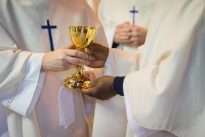 kielich ksiądz eucharystia msza święta wino