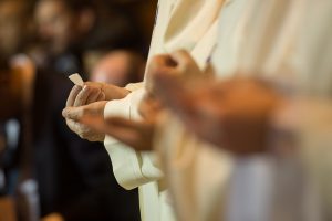 komunia ksiądz msza święta eucharystia