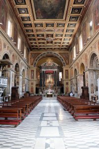 Wnętrze bazyliki św. Wawrzyńca In Lucina w Rzymie