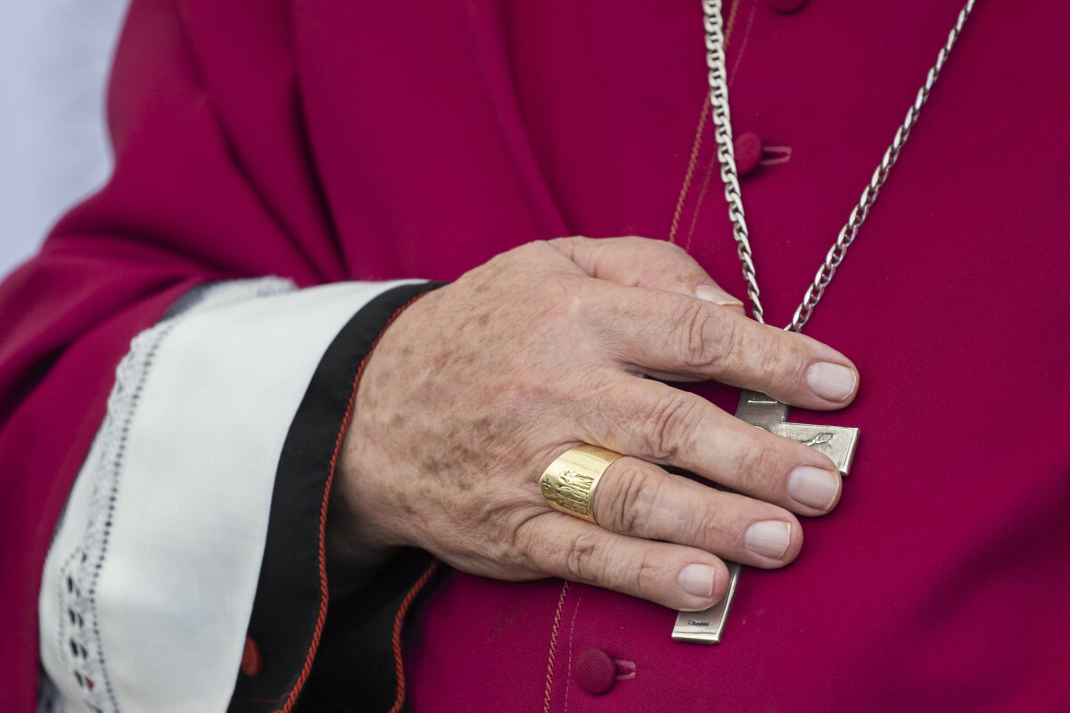 Biskup ofiarą napadu – skuty kajdankami leżał na poboczu drogi